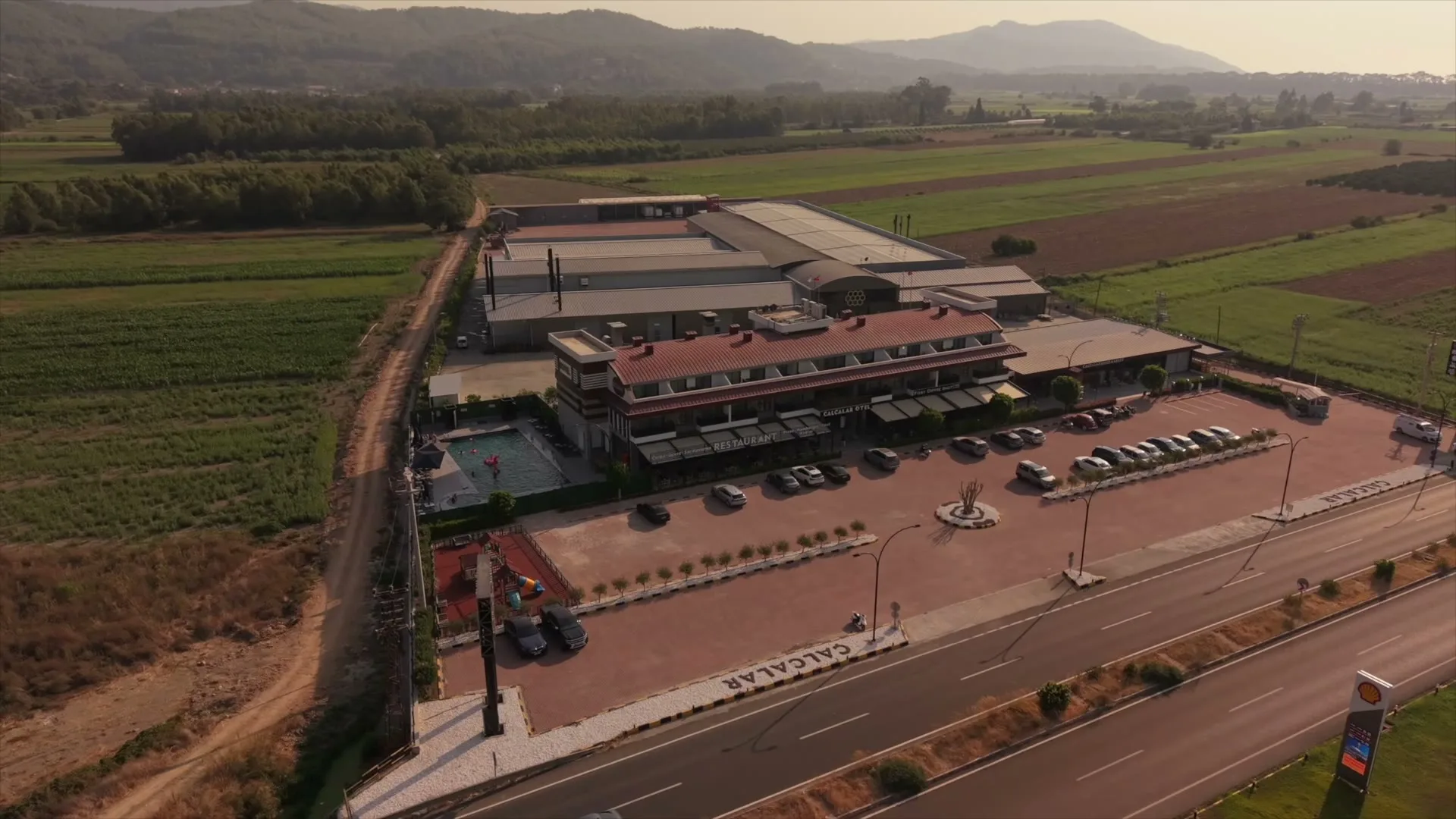 Çalcalar Suite Otel havuz ve dış cephe görünümü