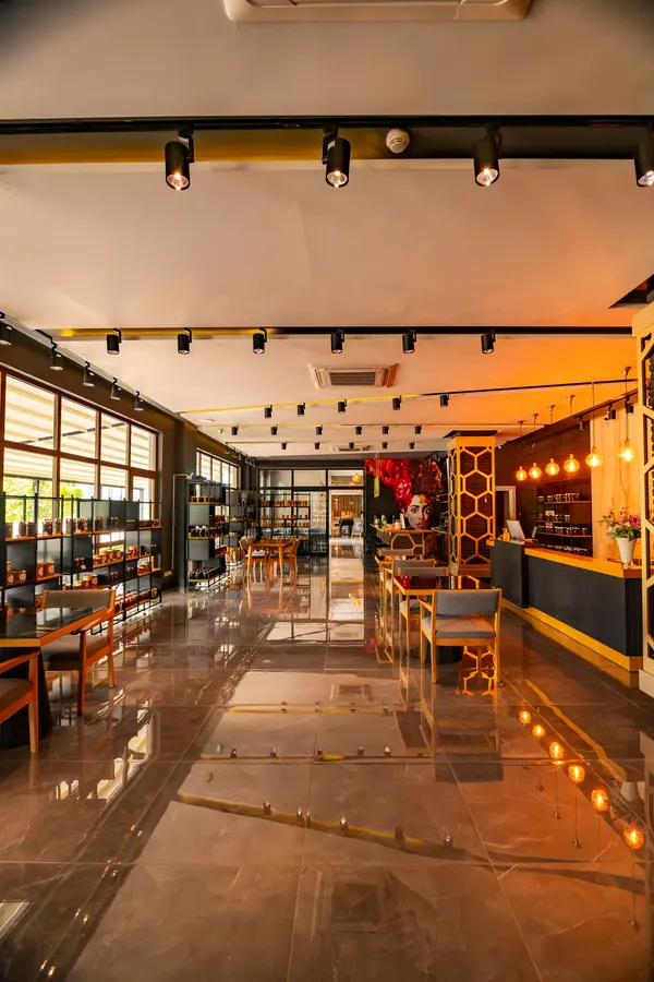 Çalcalar Suite Otel bünyesinde hizmet veren kafenin sıcak iç mekânı
