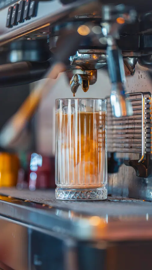 Otel bünyesindeki kafede barista tarafından hazırlanan taze kahve