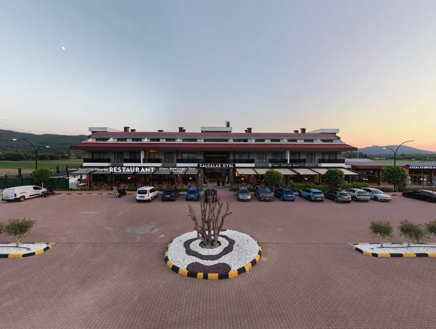 Çalcalar Suite Otel dış cephesi ve çevresinin yüksekten görünümü
