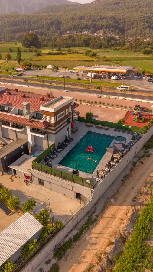 Otel avlusundaki yüzme havuzu ve çevresindeki dinlenme alanları