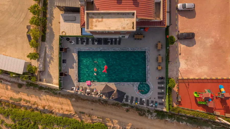Çalcalar Suite Otel yüzme havuzunun ve güneşlenme alanının üstten görünümü