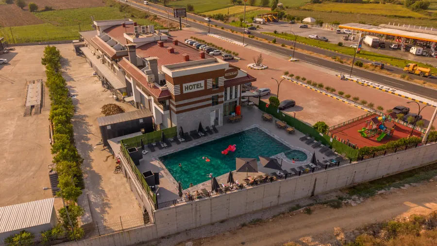 Çalcalar Suite Otel yüzme havuzu ve dinlenme alanının havadan görünümü